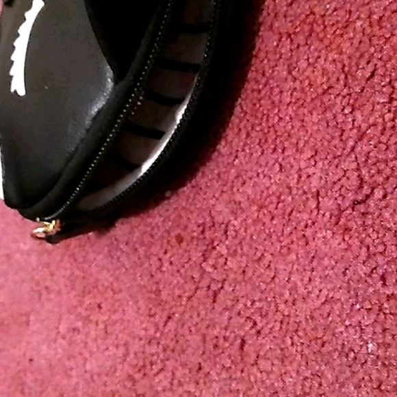 Luv Betsey cute shark handbag - Picture 4 of 4